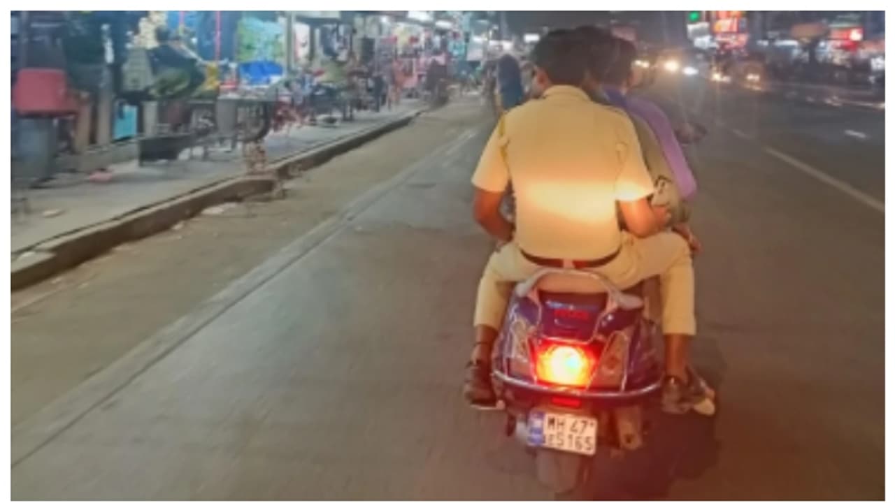 'ആശാന്മാര്ക്ക് എന്തുമാകാല്ലോ'; ഹെൽമെറ്റില്ലാത്ത ട്രിപ്പിൾ അടിച്ച് പോകുന്ന മുംബൈ പോലീസിന് രൂക്ഷ വിമർശനം 'ആശാന്മാര്ക്ക് എന്തുമാകാല്ലോ'; ഹെൽമെറ്റില്ലാത്ത ട്രിപ്പിൾ അടിച്ച് പോകുന്ന മുംബൈ പോലീസിന് രൂക്ഷ വിമർശനം