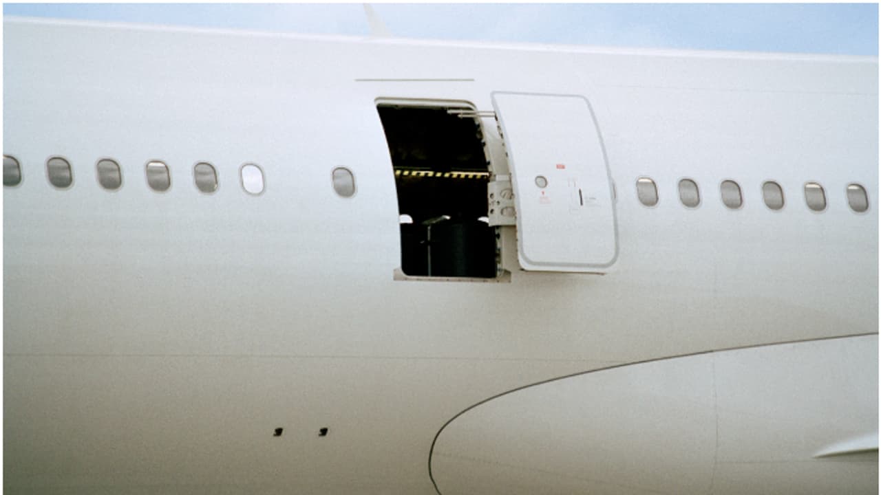 പറക്കാനൊരുങ്ങിയ വിമാനത്തിലെ ഗോവണി നീക്കിയതറിഞ്ഞില്ല, ഡോർ വഴി പുറത്തിറങ്ങി എയർഹോസ്റ്റസ്, റൺവേയിൽ വീണ് പരിക്ക്