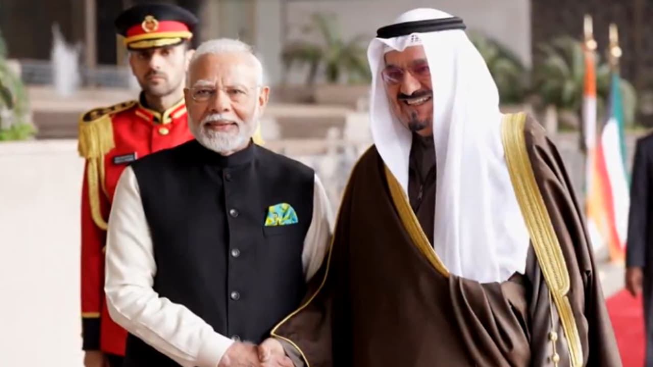 കുവൈത്ത് പ്രധാനമന്ത്രി നേരിട്ടെത്തി യാത്രയാക്കി; സന്ദർശനം പൂർത്തിയാക്കി പ്രധാനമന്ത്രി മോദി ദില്ലിക്ക് മടങ്ങി കുവൈത്ത് പ്രധാനമന്ത്രി നേരിട്ടെത്തി യാത്രയാക്കി; സന്ദർശനം പൂർത്തിയാക്കി പ്രധാനമന്ത്രി മോദി ദില്ലിക്ക് മടങ്ങി