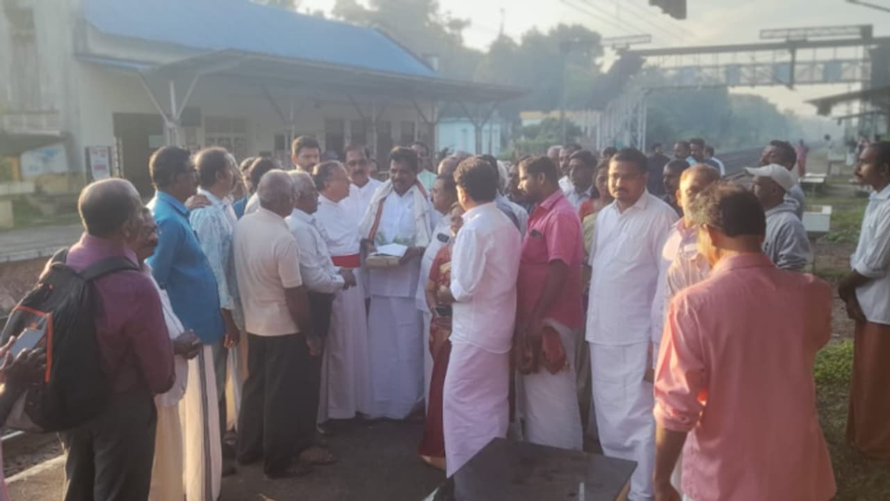 മെമുവിനെ സ്വീകരിക്കാൻ കൊടിക്കുന്നിലും സംഘവും ചെറിയനാട് സ്റ്റേഷനിൽ; നിർത്താതെ പോയി ട്രെയിൻ,വിശദീകരിച്ച് റെയിൽവേ മെമുവിനെ സ്വീകരിക്കാൻ കൊടിക്കുന്നിലും സംഘവും ചെറിയനാട് സ്റ്റേഷനിൽ; നിർത്താതെ പോയി ട്രെയിൻ,വിശദീകരിച്ച് റെയിൽവേ