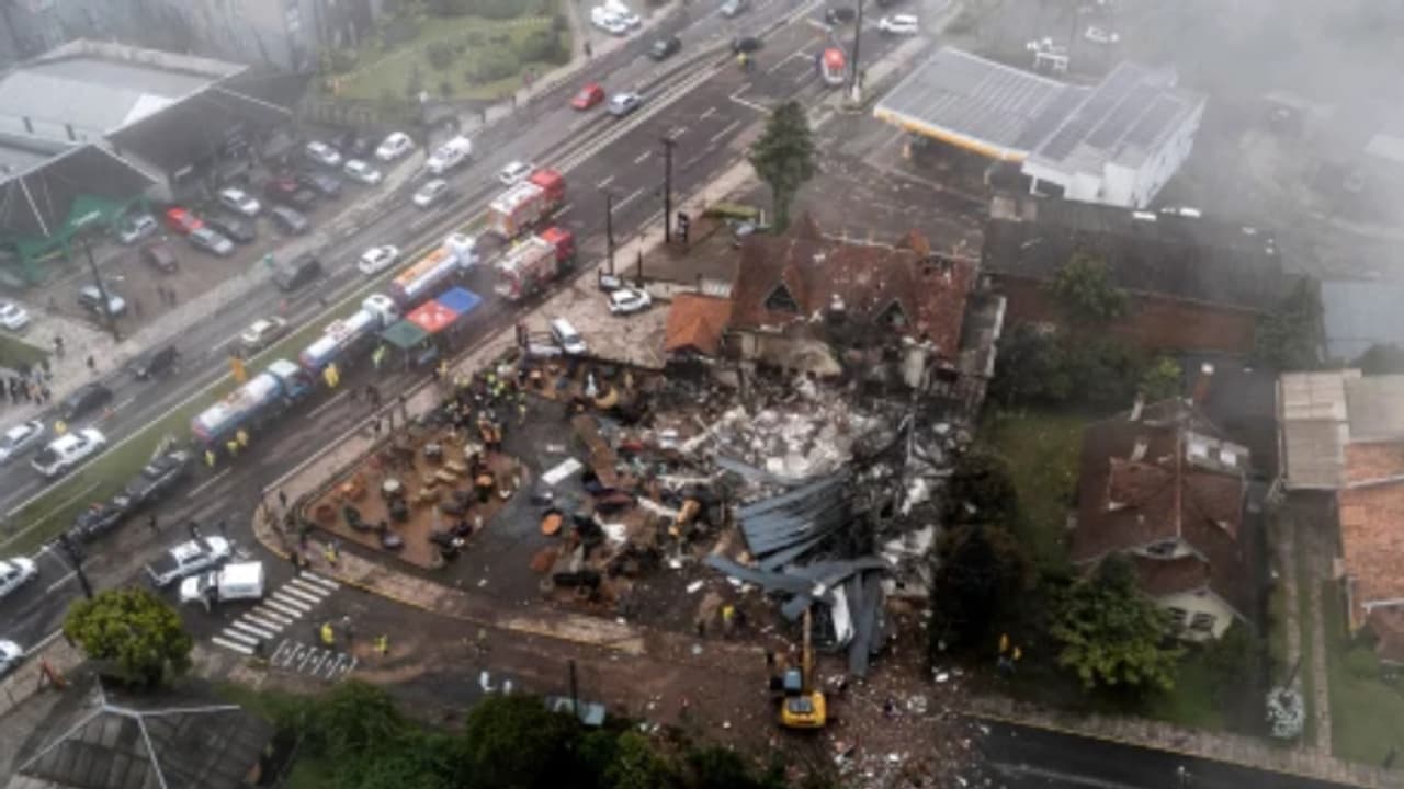 ചെറുവിമാനം പറന്നുയർന്ന് നിമിഷങ്ങൾക്കകം കെട്ടിടത്തിൽ ഇടിച്ച് തകർന്നു വീണു, ബ്രസീലിൽ 10 പേർക്ക് ദാരുണാന്ത്യം