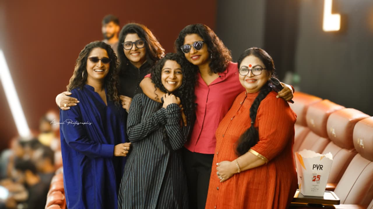 ഇത് പെണ്ണുങ്ങളുടെ മാസ്; തിയറ്ററുകളില് മികച്ച അഭിപ്രായം നേടി 'റൈഫിള് ക്ലബ്' ഇത് പെണ്ണുങ്ങളുടെ മാസ്; തിയറ്ററുകളില് മികച്ച അഭിപ്രായം നേടി 'റൈഫിള് ക്ലബ്'