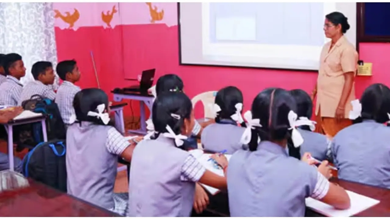 സ്കൂളുകളിൽ ‘ഓൾ പാസ്’ വേണ്ടെന്ന് കേന്ദ്രം; ആർടിഇ നിയമത്തിൽ ഭേദഗതി വരുത്തി, 5, 8 ക്ലാസുകൾക്ക് പിടിവീഴും സ്കൂളുകളിൽ ‘ഓൾ പാസ്’ വേണ്ടെന്ന് കേന്ദ്രം; ആർടിഇ നിയമത്തിൽ ഭേദഗതി വരുത്തി, 5, 8 ക്ലാസുകൾക്ക് പിടിവീഴും