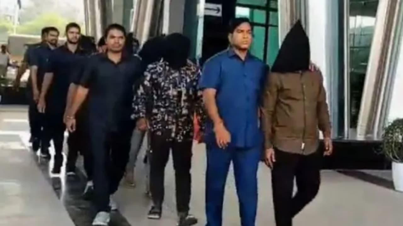 പണക്കാരനായ സഹോദരനോട് കടുത്ത അസൂയ; 11 പേരെയും കൂട്ടി മാരകായുധങ്ങളുമായി ചേട്ടന്റ വീട്ടിലെത്തി നടത്തിയത് വൻ കൊള്ള പണക്കാരനായ സഹോദരനോട് കടുത്ത അസൂയ; 11 പേരെയും കൂട്ടി മാരകായുധങ്ങളുമായി ചേട്ടന്റ വീട്ടിലെത്തി നടത്തിയത് വൻ കൊള്ള