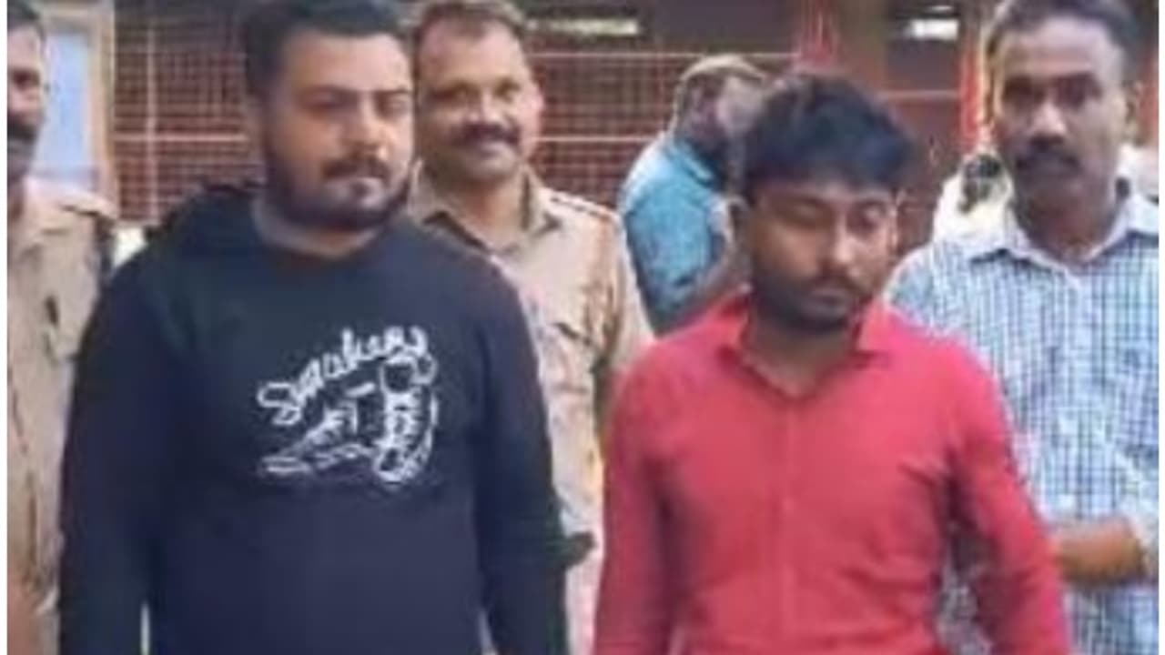 എടിഎമ്മിൽ കയറി പണമെടുക്കും, നോട്ടുകൾ പുറത്തുവരും മുമ്പ് നിമിഷനേരം കൊണ്ട് തട്ടിപ്പ്; സംശയം തോന്നിയതോടെ പിടിവീണു എടിഎമ്മിൽ കയറി പണമെടുക്കും, നോട്ടുകൾ പുറത്തുവരും മുമ്പ് നിമിഷനേരം കൊണ്ട് തട്ടിപ്പ്; സംശയം തോന്നിയതോടെ പിടിവീണു