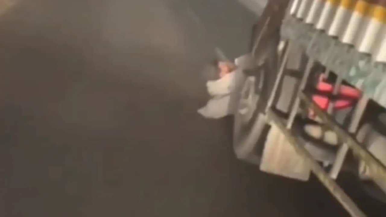 ടയറിനു മുന്നിൽ കുടുങ്ങിയ യുവാക്കളെയും വലിച്ചിഴച്ച് പായുന്ന ട്രക്ക്; ഭീതിപ്പെടുത്തുന്ന വീഡിയോ ദൃശ്യങ്ങൾ പുറത്ത്