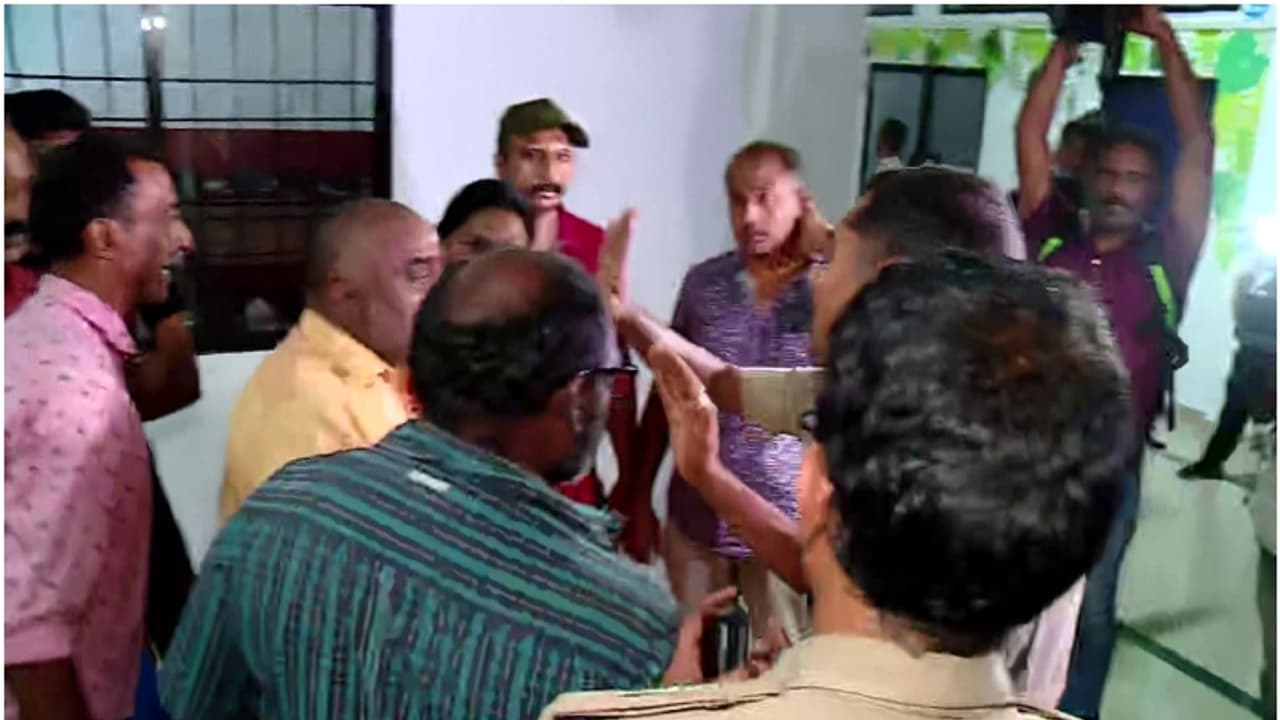 എൻസിസി ക്യാമ്പിൽ ഭക്ഷ്യവിഷബാധ; അന്വേഷിച്ച് റിപ്പോർട്ട് നൽകാൻ പ്രിൻസിപ്പൽ സെക്രട്ടറിക്ക് മന്ത്രിയുടെ നിർദേശം എൻസിസി ക്യാമ്പിൽ ഭക്ഷ്യവിഷബാധ; അന്വേഷിച്ച് റിപ്പോർട്ട് നൽകാൻ പ്രിൻസിപ്പൽ സെക്രട്ടറിക്ക് മന്ത്രിയുടെ നിർദേശം