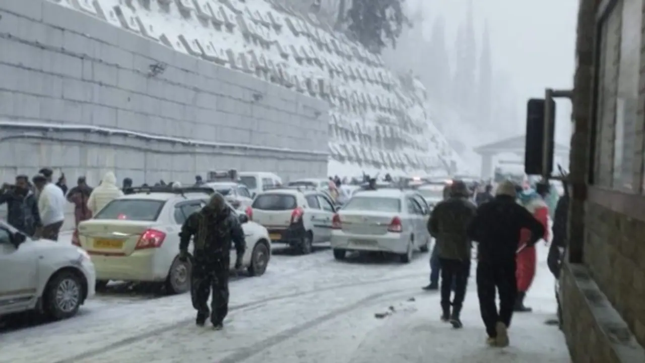 Heavy snowfall traps over 1000 cars in Manali, transforms Himachal into winter wonderland Heavy snowfall traps over 1000 cars in Manali, transforms Himachal into winter wonderland