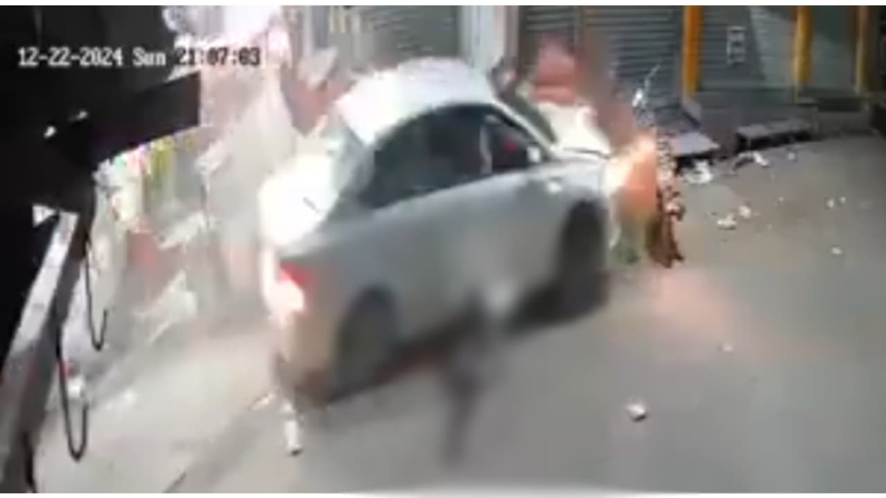 അമിത വേഗതയിലെത്തിയ കാർ കടകളിലേയ്ക്കും കാൽനട യാത്രക്കാരന് മുകളിലേയ്ക്കും പാഞ്ഞുകയറി; സംഭവം മഹാരാഷ്ട്രയിൽ അമിത വേഗതയിലെത്തിയ കാർ കടകളിലേയ്ക്കും കാൽനട യാത്രക്കാരന് മുകളിലേയ്ക്കും പാഞ്ഞുകയറി; സംഭവം മഹാരാഷ്ട്രയിൽ