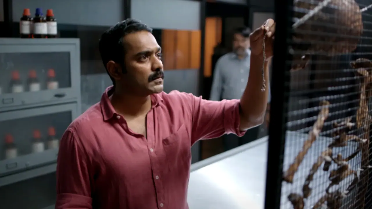 പുതുവര്‍ഷത്തിലും ത്രില്ലടിപ്പിക്കാന്‍ ആസിഫ് അലി; 'രേഖാചിത്രം' ജനുവരിയില്‍, ട്രെയ്‍ലര്‍ എത്തി