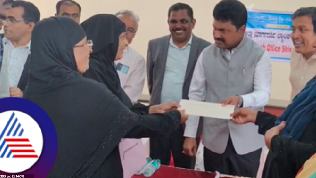 ಸಂಸದ ಬಿವೈ ರಾಘವೇಂದ್ರರಿಂದ ಫಲಾನುಭವಿಗಳಿಗೆ ಕೇಂದ್ರ ಸರ್ಕಾರ ವಿವಿಧ ಯೋಜನೆಗಳ ಸಾಲ ಸೌಲಭ್ಯ ವಿತರಣೆ ಸಂಸದ ಬಿವೈ ರಾಘವೇಂದ್ರರಿಂದ ಫಲಾನುಭವಿಗಳಿಗೆ ಕೇಂದ್ರ ಸರ್ಕಾರ ವಿವಿಧ ಯೋಜನೆಗಳ ಸಾಲ ಸೌಲಭ್ಯ ವಿತರಣೆ