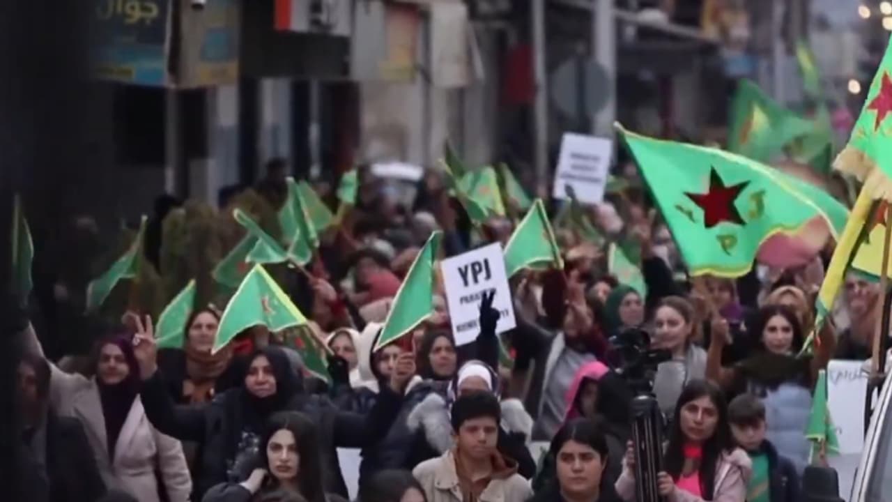 തുല്യാവകാശങ്ങൾക്കായി സമരം ചെയ്ത് സിറിയയിലെ സ്ത്രീകൾ; പ്രതിഷേധവുമായി ആയിരക്കണക്കിന് പേര് തെരുവിലിറങ്ങി തുല്യാവകാശങ്ങൾക്കായി സമരം ചെയ്ത് സിറിയയിലെ സ്ത്രീകൾ; പ്രതിഷേധവുമായി ആയിരക്കണക്കിന് പേര് തെരുവിലിറങ്ങി