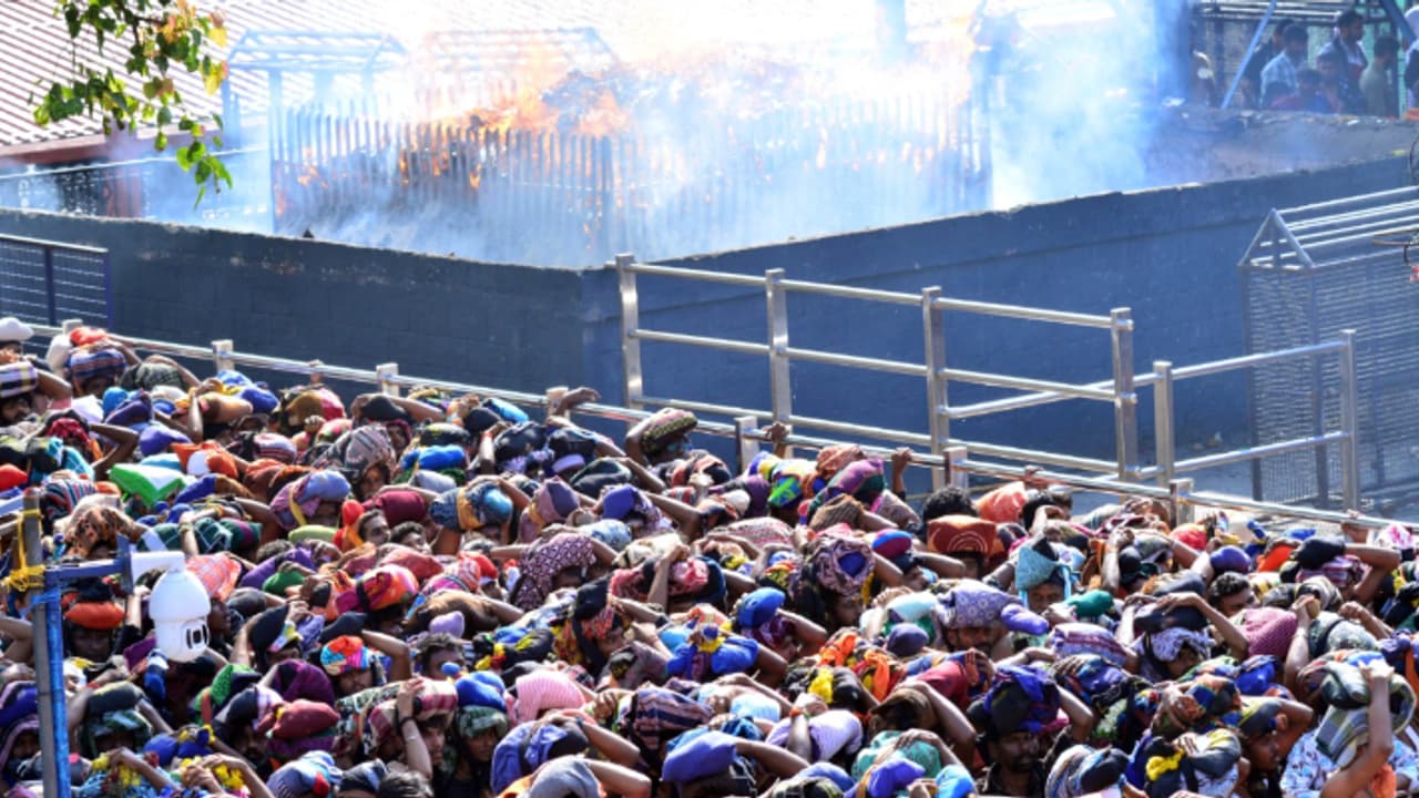 ശബരിമലയിലെ ജീവനക്കാർക്കും, എത്തുന്ന ഭക്തജനങ്ങൾക്കും സമഗ്ര അപകട ഇൻഷുറൻസ്; പ്രഖ്യാപിച്ച് ദേവസ്വം ബോർഡ് ശബരിമലയിലെ ജീവനക്കാർക്കും, എത്തുന്ന ഭക്തജനങ്ങൾക്കും സമഗ്ര അപകട ഇൻഷുറൻസ്; പ്രഖ്യാപിച്ച് ദേവസ്വം ബോർഡ്