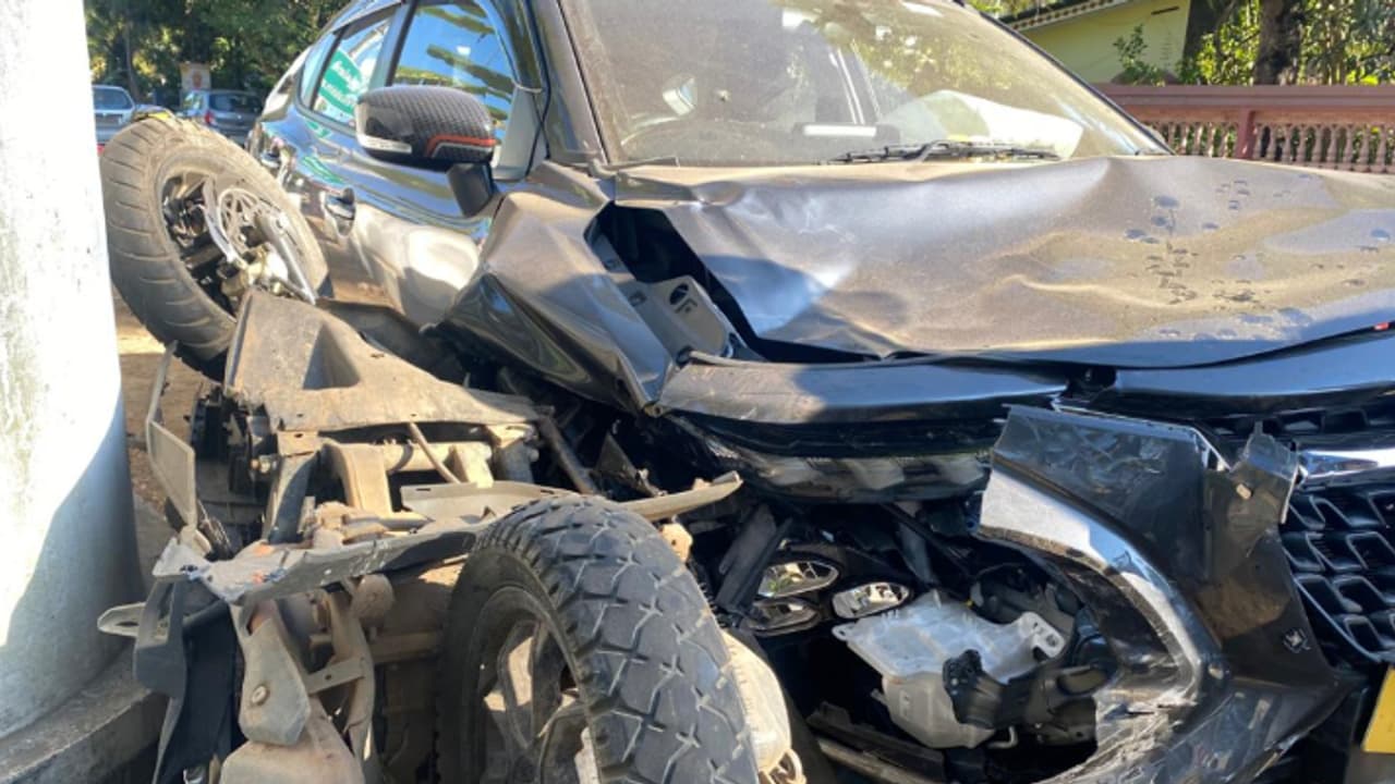 കാറുമായി കൂട്ടിയിച്ച് സ്കൂട്ടര് തലകീഴായി മറിഞ്ഞു; തെറിച്ചുവീണ സ്കൂട്ടര് യാത്രികര്ക്ക് പരിക്ക് കാറുമായി കൂട്ടിയിച്ച് സ്കൂട്ടര് തലകീഴായി മറിഞ്ഞു; തെറിച്ചുവീണ സ്കൂട്ടര് യാത്രികര്ക്ക് പരിക്ക്