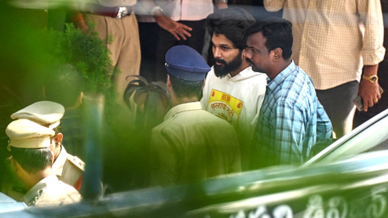 ചോദ്യങ്ങൾക്ക് മറുപടി മൗനം; ഹൈദരാബാദ് പൊലീസിന്‍റെ ചോദ്യങ്ങളോട് പ്രതികരിക്കാതെ അല്ലു അര്‍ജുന്‍