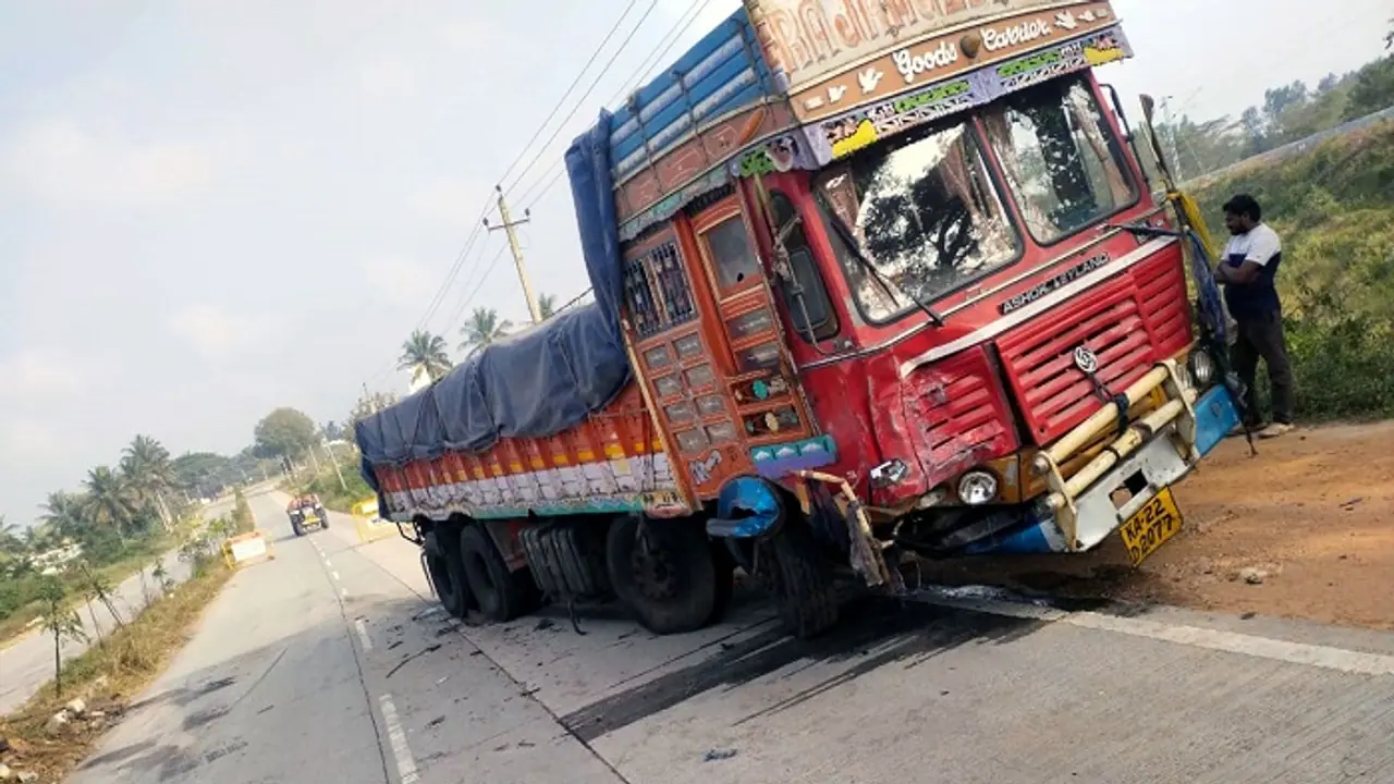 ಹಾಸನ: ಕಾರು ಲಾರಿ ನಡುವೆ ಅಪಘಾತ, ಇಬ್ಬರು ಯುವಕರ ದುರ್ಮರಣ ಹಾಸನ: ಕಾರು ಲಾರಿ ನಡುವೆ ಅಪಘಾತ, ಇಬ್ಬರು ಯುವಕರ ದುರ್ಮರಣ
