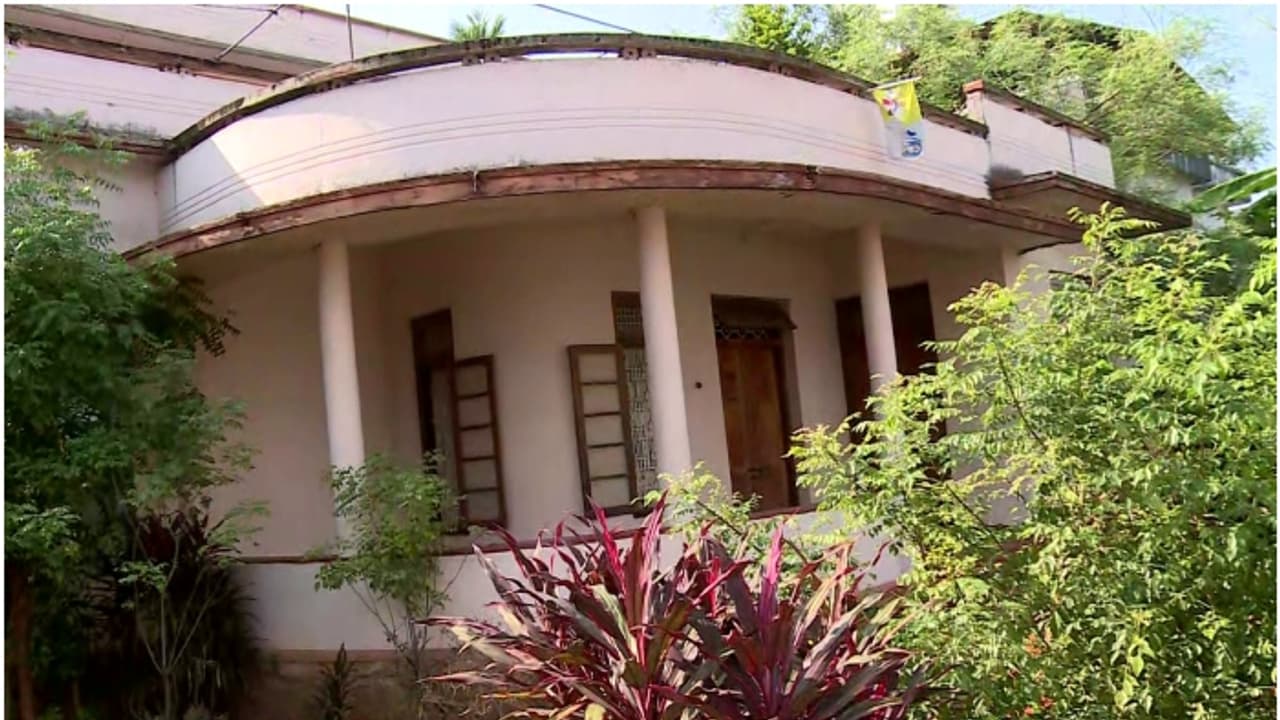 4 ദിവസമായി വീട് അടച്ചിട്ട നിലയിൽ, അസഹ്യ ദുർഗന്ധം വമിച്ചതിനെ തുടർന്ന് പരിശോധിച്ചു; അമ്മയും മകനും മരിച്ച നിലയിൽ