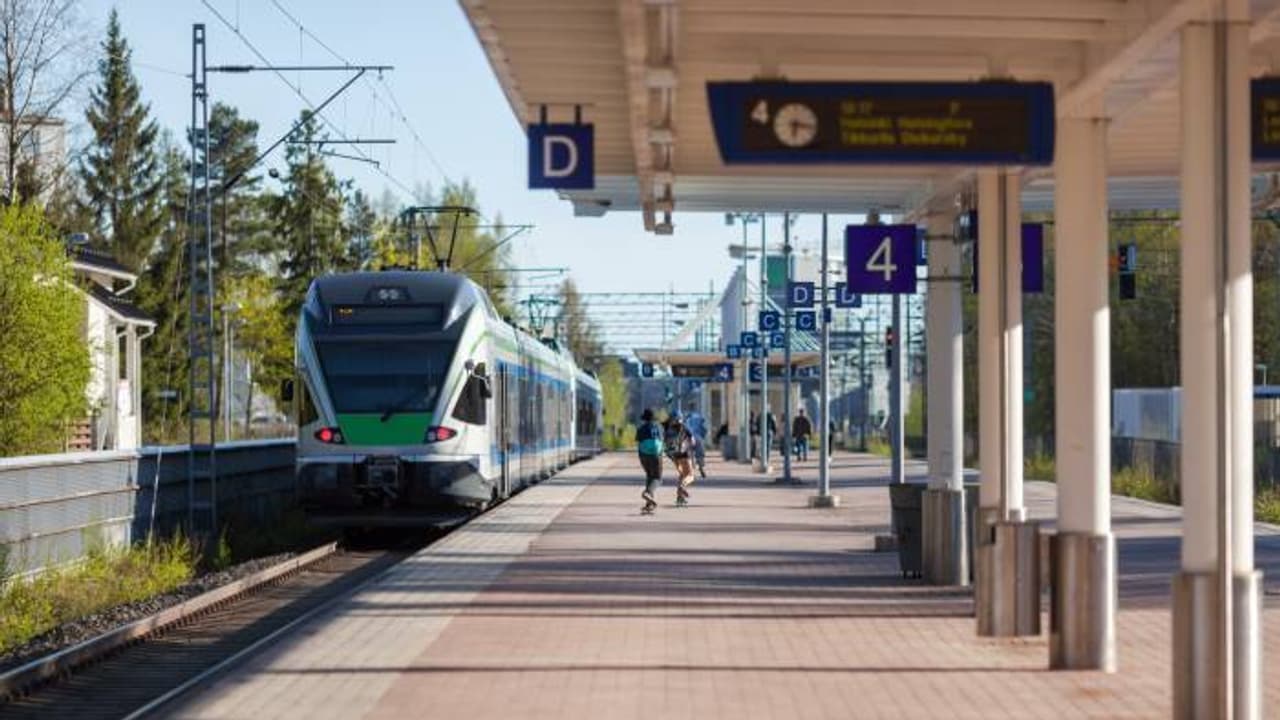 ശാന്തമായി യാത്ര ചെയ്യുകയായിരുന്നു, ഇന്ത്യൻ കുടുംബം ബഹളം വച്ചു, ഫിൻലാൻഡിൽ നിന്നുള്ള അനുഭവം പങ്കിട്ട് യുവാവ് ശാന്തമായി യാത്ര ചെയ്യുകയായിരുന്നു, ഇന്ത്യൻ കുടുംബം ബഹളം വച്ചു, ഫിൻലാൻഡിൽ നിന്നുള്ള അനുഭവം പങ്കിട്ട് യുവാവ്