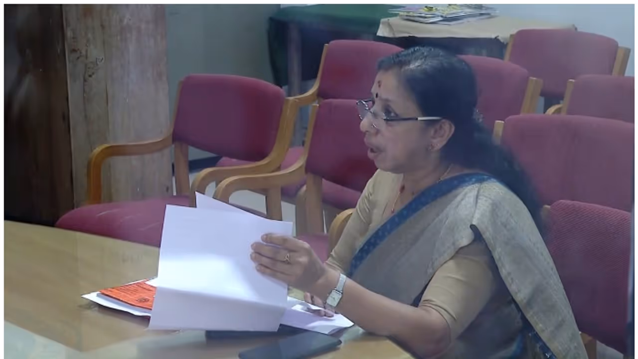 'കസേര കളി' അവസാനിച്ചു; സർക്കാർ പുതിയ ഉത്തരവ് ഇറക്കി; ഡോ. ആശാദേവി ഡിഎംഒ ആയി ചുമതലയേറ്റു 