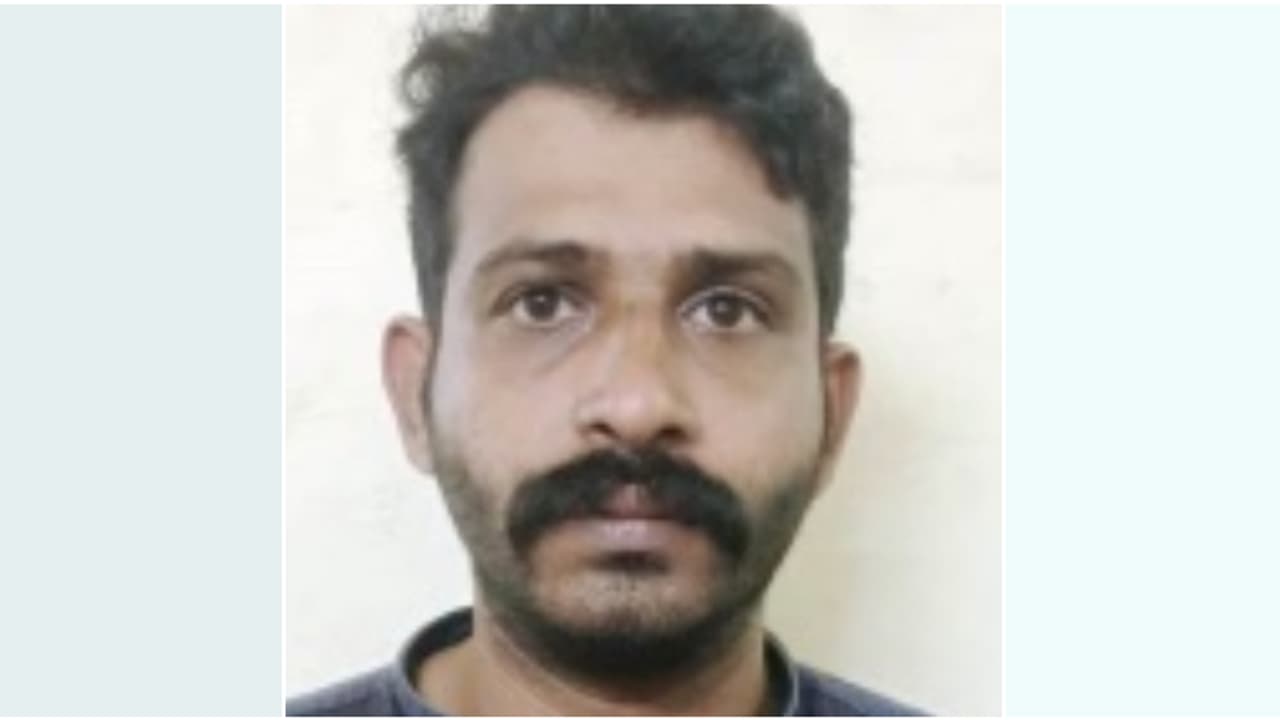 അമ്പലപരിസരത്ത് കറക്കം, സംശയം തോന്നി പൊലീസ് നോക്കുന്നത് കണ്ടതോടെ ഓടി; തൃശൂരിൽ പിടിയിലായത് കുപ്രസിദ്ധ ഗുണ്ട അമ്പലപരിസരത്ത് കറക്കം, സംശയം തോന്നി പൊലീസ് നോക്കുന്നത് കണ്ടതോടെ ഓടി; തൃശൂരിൽ പിടിയിലായത് കുപ്രസിദ്ധ ഗുണ്ട