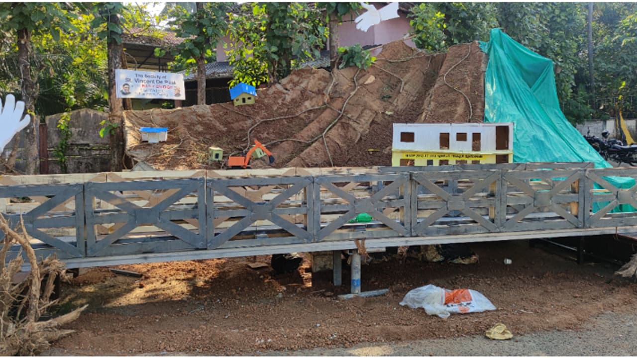 20 അടി നീളം, കുറ്റൂർ പള്ളിയുടെ തിരുമുറ്റത്ത് ഒരുങ്ങി രക്ഷയുടെ ബെയ്ലിപാലം; 20 പേരുടെ അധ്വാനം വലിയ ലക്ഷ്യത്തിന് 20 അടി നീളം, കുറ്റൂർ പള്ളിയുടെ തിരുമുറ്റത്ത് ഒരുങ്ങി രക്ഷയുടെ ബെയ്ലിപാലം; 20 പേരുടെ അധ്വാനം വലിയ ലക്ഷ്യത്തിന്