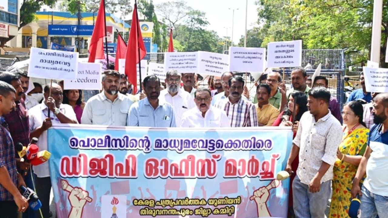 മോദി, പിണറായി സർക്കാരുകൾക്ക് മാധ്യമസ്വാതന്ത്ര്യം തകർക്കുന്നതിൽ ഒരേ സമീപനം; എംഎം ഹസൻ മോദി, പിണറായി സർക്കാരുകൾക്ക് മാധ്യമസ്വാതന്ത്ര്യം തകർക്കുന്നതിൽ ഒരേ സമീപനം; എംഎം ഹസൻ