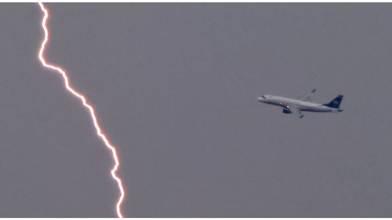 ടേക്ക് ഓഫിന് പിന്നാലെ വിമാനത്തിൽ മിന്നലടിച്ചു, ഭയന്ന് യാത്രക്കാർ; പിന്നാലെ എമർജൻസി ലാൻഡിംഗ്, സംഭവം ബ്രസൽസിൽ ടേക്ക് ഓഫിന് പിന്നാലെ വിമാനത്തിൽ മിന്നലടിച്ചു, ഭയന്ന് യാത്രക്കാർ; പിന്നാലെ എമർജൻസി ലാൻഡിംഗ്, സംഭവം ബ്രസൽസിൽ