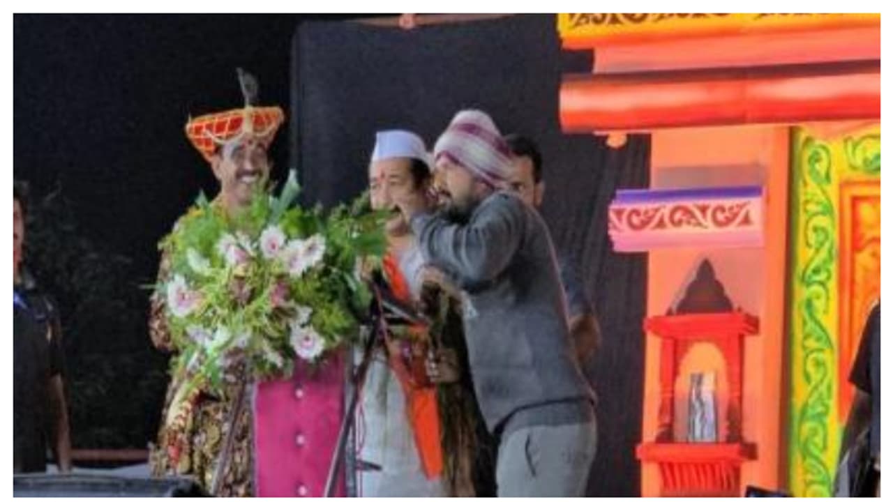 ഉള്ളിക്ക് വിലയിടിഞ്ഞതിൽ പ്രതിഷേധം, മന്ത്രിക്ക് ഉള്ളിമാല അണിയിച്ച് കർഷകൻ, സമ്മതിച്ച് മന്ത്രി വീഡിയോ