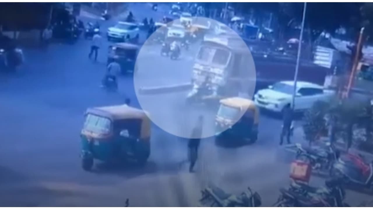 സ്കൂട്ടറിൽ ട്രക്ക് വന്നിടിച്ചു, ഡ്രൈവർ മദ്യലഹരിയിൽ; 50കാരനും കൊച്ചുമകൾക്കും ദാരുണാന്ത്യം, സംഭവം ​ഗുജറാത്തിൽ