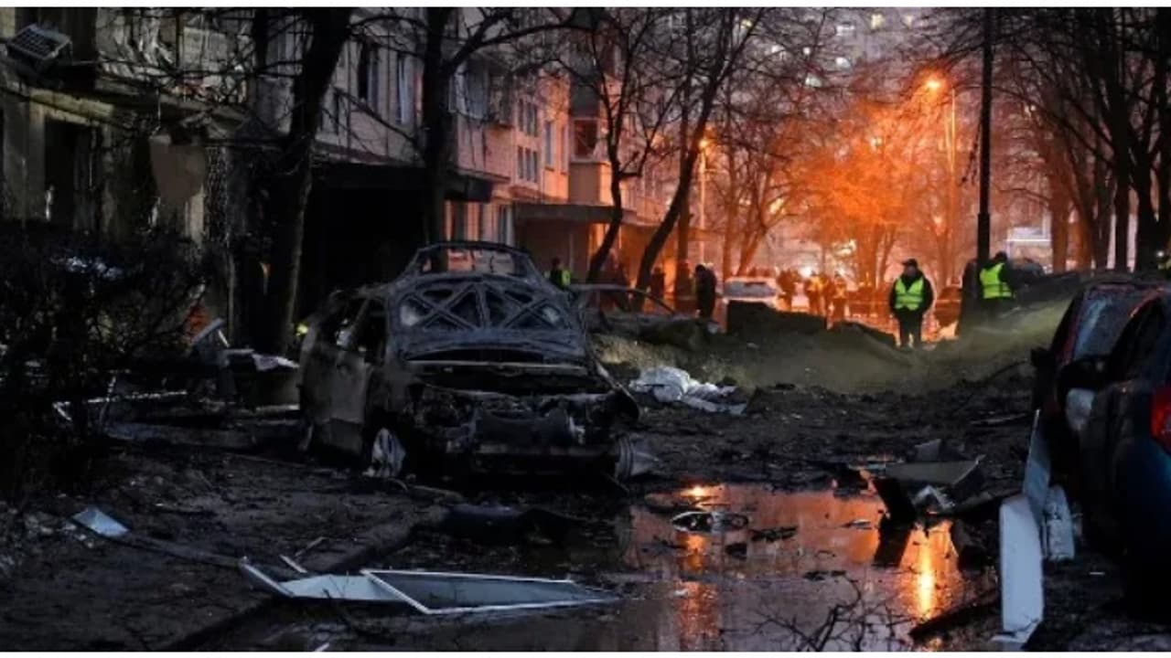 ക്രിസ്മസ് ദിനത്തിലും യുക്രൈനെ വിടാതെ റഷ്യ; കരിങ്കടലിൽ നിന്ന് ശക്തമായ വ്യോമാക്രമണം, നിരവധി പേർ കൊല്ലപ്പെട്ടു ക്രിസ്മസ് ദിനത്തിലും യുക്രൈനെ വിടാതെ റഷ്യ; കരിങ്കടലിൽ നിന്ന് ശക്തമായ വ്യോമാക്രമണം, നിരവധി പേർ കൊല്ലപ്പെട്ടു