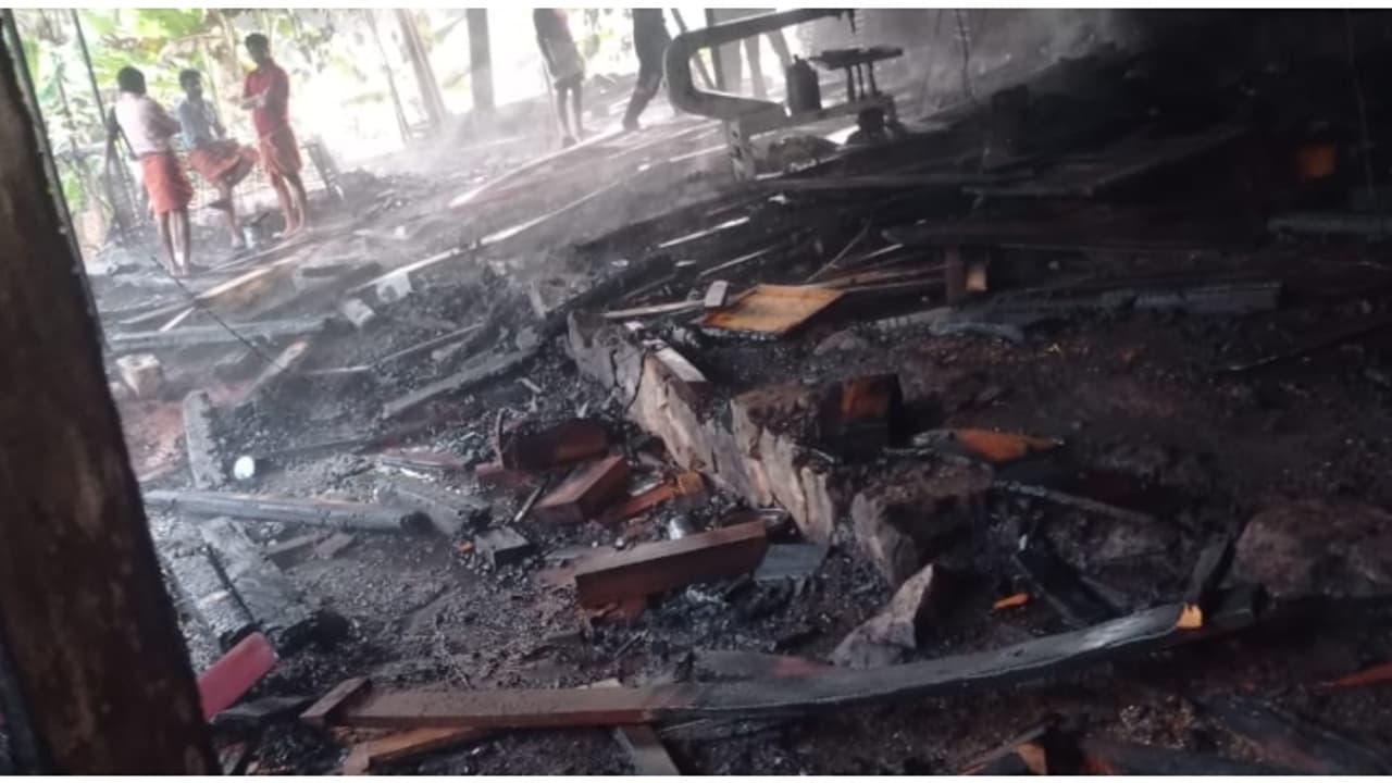 ഫര്ണിച്ചര് കടയിൽ വൻ തീപിടിത്തം; 75 ലക്ഷത്തോളം രൂപയുടെ നാശനഷ്ടമെന്ന് വിലയിരുത്തൽ ഫര്ണിച്ചര് കടയിൽ വൻ തീപിടിത്തം; 75 ലക്ഷത്തോളം രൂപയുടെ നാശനഷ്ടമെന്ന് വിലയിരുത്തൽ