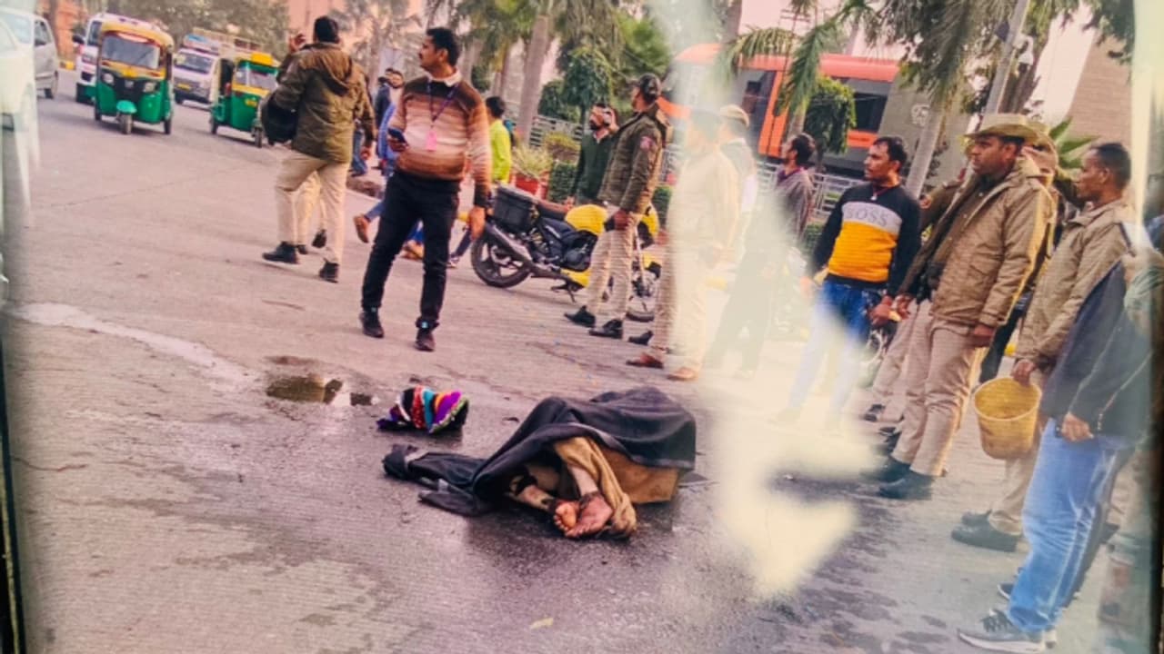 ദില്ലിയിൽ പാർലമെൻ്റിന് മുന്നിൽ തീകൊളുത്തി ആത്മഹത്യക്ക് ശ്രമിച്ച യുവാവ് ചികിത്സയിലിരിക്കെ മരിച്ചു ദില്ലിയിൽ പാർലമെൻ്റിന് മുന്നിൽ തീകൊളുത്തി ആത്മഹത്യക്ക് ശ്രമിച്ച യുവാവ് ചികിത്സയിലിരിക്കെ മരിച്ചു