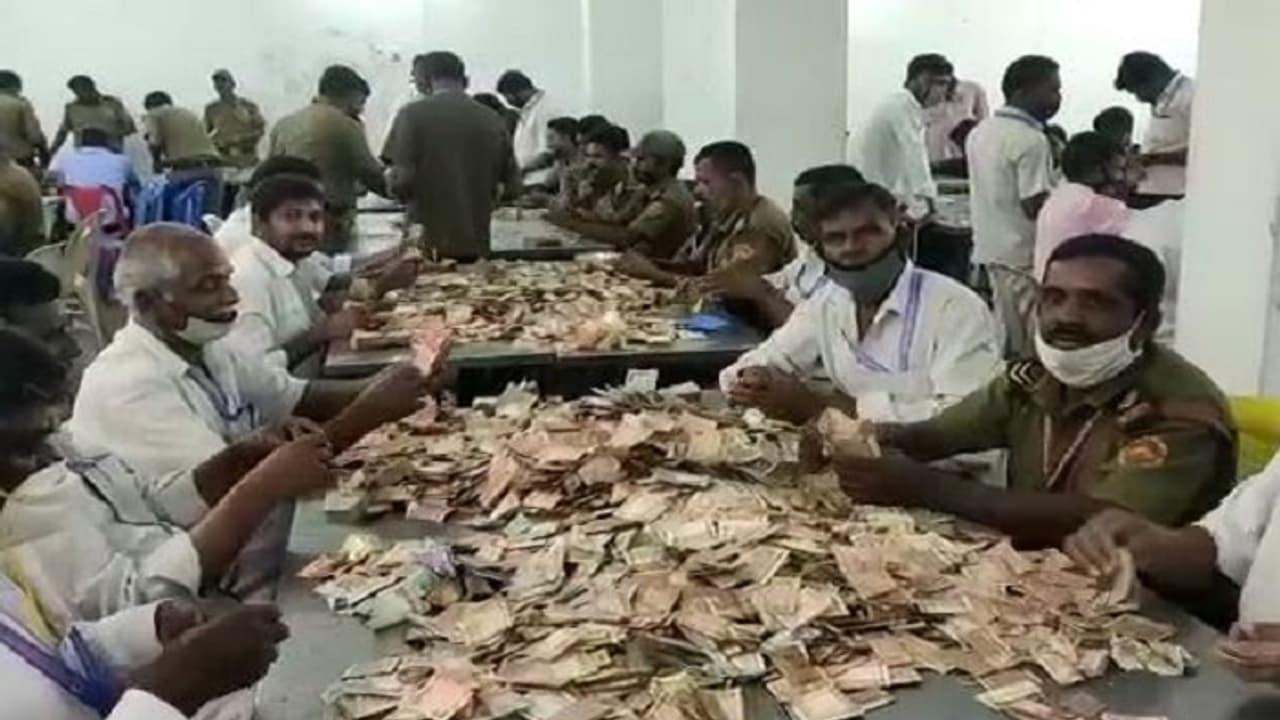 ಚಾಮರಾಜನಗರ: ಮಲೆ ಮಹದೇಶ್ವರಸ್ವಾಮಿ ಹುಂಡಿ ಎಣಿಕೆ, ಕೇವಲ 34 ದಿನದಲ್ಲಿ ಎರಡು ಮುಕ್ಕಾಲು ಕೋಟಿ ಸಂಗ್ರಹ! ಚಾಮರಾಜನಗರ: ಮಲೆ ಮಹದೇಶ್ವರಸ್ವಾಮಿ ಹುಂಡಿ ಎಣಿಕೆ, ಕೇವಲ 34 ದಿನದಲ್ಲಿ ಎರಡು ಮುಕ್ಕಾಲು ಕೋಟಿ ಸಂಗ್ರಹ!