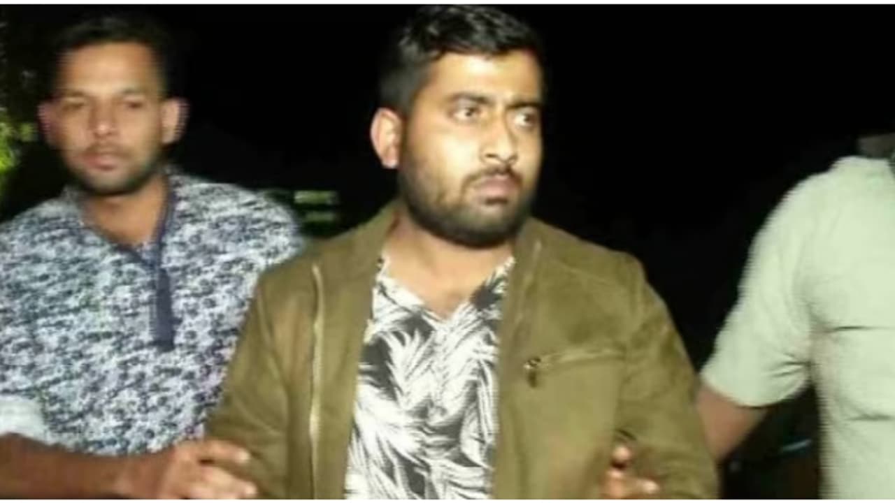 യുവമോർച്ച നേതാവ്, 400 ലേറെ ബാങ്ക് അക്കൗണ്ടുകൾ; ലിങ്കൺ ബിശ്വാസിന്റെ കൊടുചതിയുടെ കൂടുതല് വിവരങ്ങൾ പുറത്ത് യുവമോർച്ച നേതാവ്, 400 ലേറെ ബാങ്ക് അക്കൗണ്ടുകൾ; ലിങ്കൺ ബിശ്വാസിന്റെ കൊടുചതിയുടെ കൂടുതല് വിവരങ്ങൾ പുറത്ത്