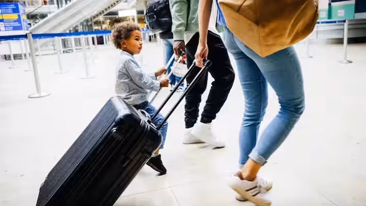 फ्लाइट में बैग का वजन 7 किलो से ज्यादा क्यों नहीं? जानें पूरी डिटेल्स फ्लाइट में बैग का वजन 7 किलो से ज्यादा क्यों नहीं? जानें पूरी डिटेल्स