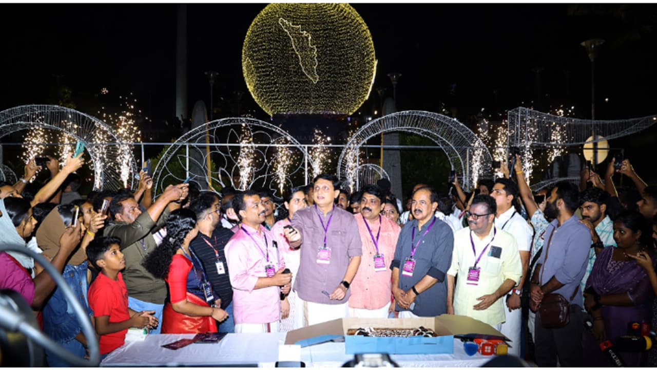 'ആഭ്യന്തര വിനോദ സഞ്ചാരികളുടെ എണ്ണത്തില് കേരളം റെക്കോര്ഡ് സൃഷ്ടിച്ച വര്ഷം'; 'വസന്തോത്സവ'ത്തിന് തുടക്കം 'ആഭ്യന്തര വിനോദ സഞ്ചാരികളുടെ എണ്ണത്തില് കേരളം റെക്കോര്ഡ് സൃഷ്ടിച്ച വര്ഷം'; 'വസന്തോത്സവ'ത്തിന് തുടക്കം