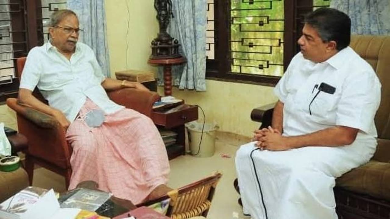 'സാംസ്‌കാരികമണ്ഡലത്തിൽ വെളിച്ചംപകർന്നു കത്തിയ വിളക്കാണ് അണഞ്ഞത്'; എം.ടിക്ക് ആദരാഞ്ജലികളര്‍പ്പിച്ച് സജി ചെറിയാൻ