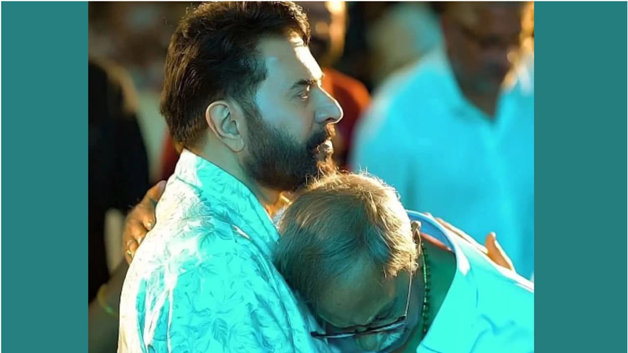 'അന്ന് ആ മനുഷ്യന്റെ മകനാണ് ഞാനെന്ന് തോന്നി, എന്റെ മനസ്സ് ശൂന്യമാവുന്ന പോലെ'; ഇരുകൈകളും മലർത്തി മമ്മൂട്ടി 'അന്ന് ആ മനുഷ്യന്റെ മകനാണ് ഞാനെന്ന് തോന്നി, എന്റെ മനസ്സ് ശൂന്യമാവുന്ന പോലെ'; ഇരുകൈകളും മലർത്തി മമ്മൂട്ടി