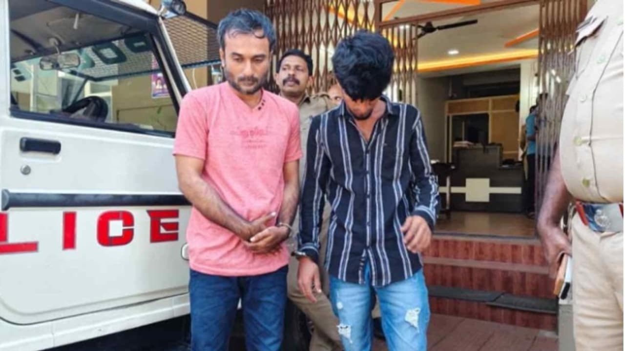 കുറുവാ സംഘത്തിന് ശേഷം തമിഴ്നാട്ടിൽ നിന്ന് ഇറാനി ഗ്യാങ്; നെടുങ്കണ്ടത്ത് കുടുങ്ങിയപ്പോൾ ഇറങ്ങിയോടിയയാളും പിടിയിൽ കുറുവാ സംഘത്തിന് ശേഷം തമിഴ്നാട്ടിൽ നിന്ന് ഇറാനി ഗ്യാങ്; നെടുങ്കണ്ടത്ത് കുടുങ്ങിയപ്പോൾ ഇറങ്ങിയോടിയയാളും പിടിയിൽ