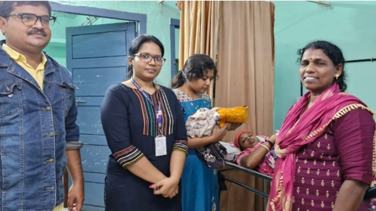 മുന്നിലും പിന്നിലും വഴിതടഞ്ഞ് ആനയും കാട്ടുപോത്തും; അമ്മയുടേയും കുഞ്ഞിന്റെയും ജീവനും കാത്ത് രണ്ട് മണിക്കൂര് മുന്നിലും പിന്നിലും വഴിതടഞ്ഞ് ആനയും കാട്ടുപോത്തും; അമ്മയുടേയും കുഞ്ഞിന്റെയും ജീവനും കാത്ത് രണ്ട് മണിക്കൂര്