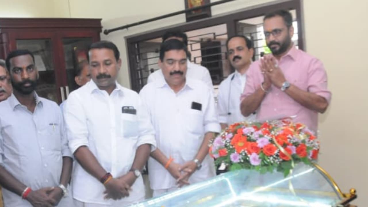 മലയാളത്തിന്റെ വാക്കും മനസുമായിരുന്നു എംടിയെന്ന രണ്ടക്ഷരം, പകരം വെക്കാനില്ലാത്ത അതുല്യ പ്രതിഭ: കെ സുരേന്ദ്രൻ മലയാളത്തിന്റെ വാക്കും മനസുമായിരുന്നു എംടിയെന്ന രണ്ടക്ഷരം, പകരം വെക്കാനില്ലാത്ത അതുല്യ പ്രതിഭ: കെ സുരേന്ദ്രൻ