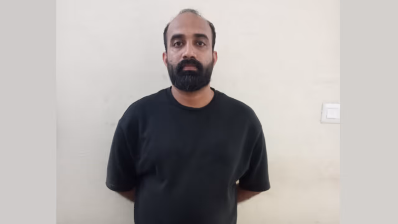 മാട്രിമോണിയൽ സൈറ്റിലൂടെ പരിചയപ്പെട്ട യുവതി വഴി തട്ടിപ്പ്, അക്കൗണ്ടിൽ കണ്ടത് 6 കോടി; കണ്ണൂർ സ്വദേശി പിടിയില് മാട്രിമോണിയൽ സൈറ്റിലൂടെ പരിചയപ്പെട്ട യുവതി വഴി തട്ടിപ്പ്, അക്കൗണ്ടിൽ കണ്ടത് 6 കോടി; കണ്ണൂർ സ്വദേശി പിടിയില്