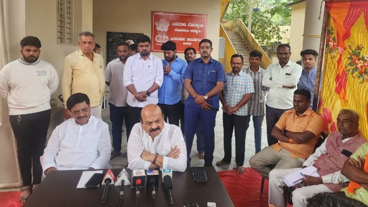 ರಾಜ್ಯ ಸರ್ಕಾರ ಅಧಿಕಾರಿಗಳ ಮೇಲೆ ಹಿಡಿತ ಕಳೆದುಕೊಂಡಿದೆ: ಬೊಮ್ಮಾಯಿ ರಾಜ್ಯ ಸರ್ಕಾರ ಅಧಿಕಾರಿಗಳ ಮೇಲೆ ಹಿಡಿತ ಕಳೆದುಕೊಂಡಿದೆ: ಬೊಮ್ಮಾಯಿ