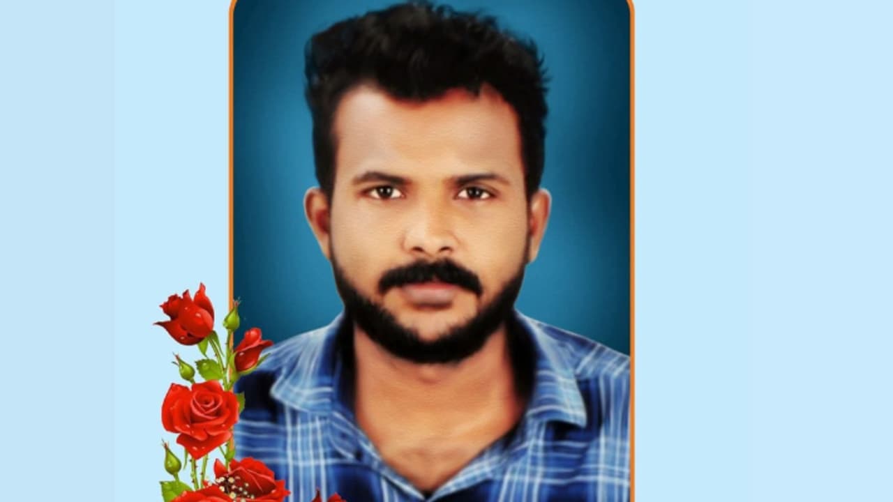 ബുള്ളറ്റ് വൈദ്യുതി തൂണിൽ ഇടിച്ച് മറിഞ്ഞു; ഇലക്ട്രീഷ്യൻ മരിച്ചു, ഒപ്പമുണ്ടായിരുന്ന സുഹൃത്തിന് ഗുരുതര പരിക്ക് ബുള്ളറ്റ് വൈദ്യുതി തൂണിൽ ഇടിച്ച് മറിഞ്ഞു; ഇലക്ട്രീഷ്യൻ മരിച്ചു, ഒപ്പമുണ്ടായിരുന്ന സുഹൃത്തിന് ഗുരുതര പരിക്ക്