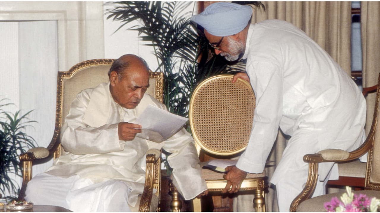 നരസിംഹ റാവുവിന്റെ അപ്രതീക്ഷിതമായ ഒരു ഫോൺ കോൾ; മൻമോഹൻ സിങിന്റെ രാഷ്ട്രീയ ജീവിതത്തിന്റെ തുടക്കം നരസിംഹ റാവുവിന്റെ അപ്രതീക്ഷിതമായ ഒരു ഫോൺ കോൾ; മൻമോഹൻ സിങിന്റെ രാഷ്ട്രീയ ജീവിതത്തിന്റെ തുടക്കം