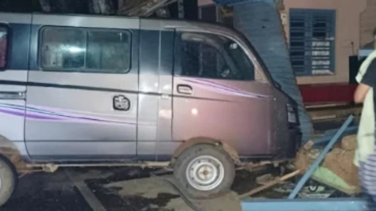  പുലർച്ചെ പൂനൂരിലേക്ക് പോകുന്ന വാൻ, നിയന്ത്രണം വിട്ട് ഹോട്ടലിലേക്ക് ഇടിച്ചുകയറി; ഡ്രൈവർക്ക് പരിക്കേറ്റു