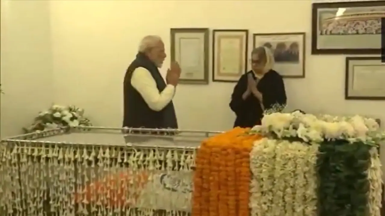 PM Modi pays his last respects to Manmohan Singh at former PM's residence (WATCH)