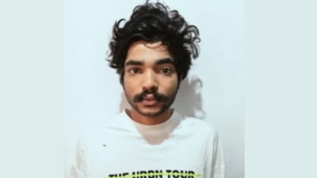 കൈയിൽ വടിവാളും ഇരുമ്പ് പൈപ്പും, വണ്ടാനത്തെ ഹോട്ടലിൽ കയറി അക്രമം, ഭീഷണി; യുവാവ് പിടിയിൽ കൈയിൽ വടിവാളും ഇരുമ്പ് പൈപ്പും, വണ്ടാനത്തെ ഹോട്ടലിൽ കയറി അക്രമം, ഭീഷണി; യുവാവ് പിടിയിൽ