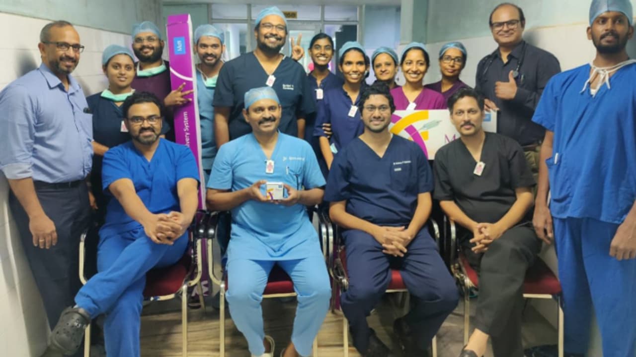 74 കാരിക്ക് പുതുജീവൻ; ഹൃദയം തുറക്കാതെ വാല്വ് മാറ്റിവച്ചു, തൃശൂര് മെഡിക്കല് കോളേജിൽ ശസ്ത്രക്രിയ വിജയം 74 കാരിക്ക് പുതുജീവൻ; ഹൃദയം തുറക്കാതെ വാല്വ് മാറ്റിവച്ചു, തൃശൂര് മെഡിക്കല് കോളേജിൽ ശസ്ത്രക്രിയ വിജയം