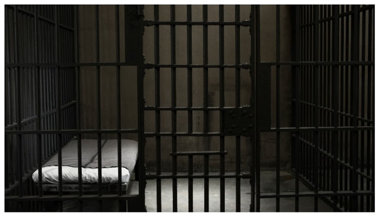 ഭർത്താവിനെ കുടുക്കാന് വേശ്യാവൃത്തി ആരോപണം; പക്ഷേ, ജയിലിലായത് ഭാര്യയും കാമുകനും ഭർത്താവിനെ കുടുക്കാന് വേശ്യാവൃത്തി ആരോപണം; പക്ഷേ, ജയിലിലായത് ഭാര്യയും കാമുകനും